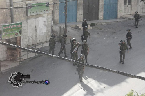 Les soldats israéliens utilisent un adolescent palestinien menotté comme bouclier humain alors qu’ils tirent sur des manifestants (vidéo)